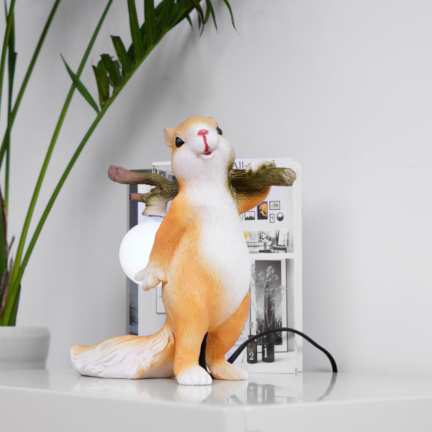 Kelvin – Tischlampe mit Eichhörnchenfigur: Verspieltes Design trifft warme Beleuchtung