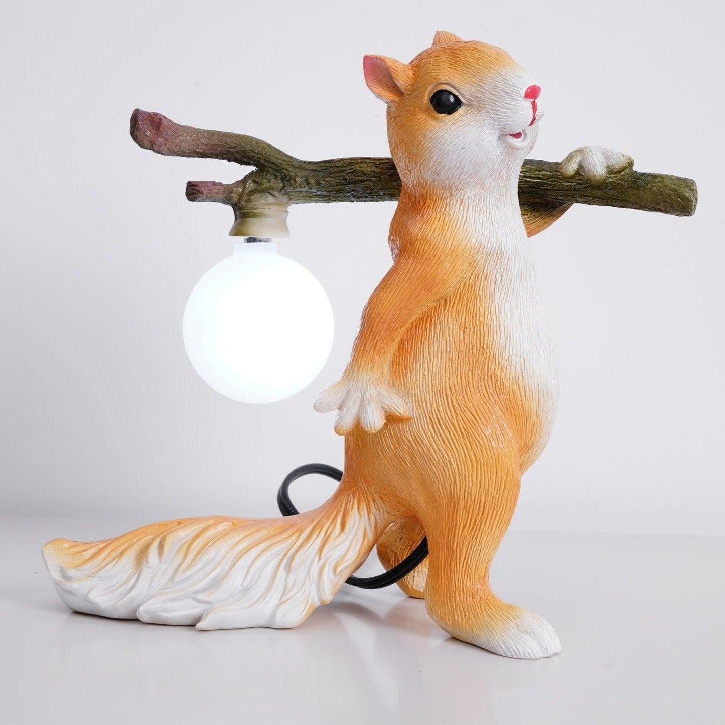Kelvin – Tischlampe mit Eichhörnchenfigur: Verspieltes Design trifft warme Beleuchtung