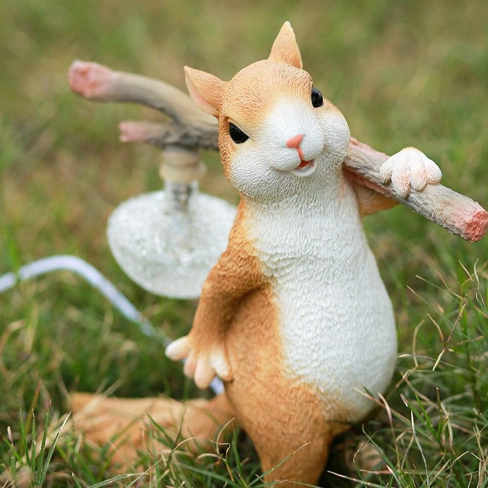 Kelvin – Tischlampe mit Eichhörnchenfigur: Verspieltes Design trifft warme Beleuchtung