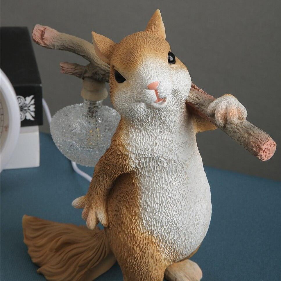 Kelvin – Tischlampe mit Eichhörnchenfigur: Verspieltes Design trifft warme Beleuchtung