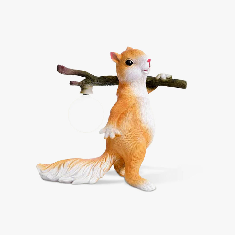 Kelvin – Tischlampe mit Eichhörnchenfigur: Verspieltes Design trifft warme Beleuchtung
