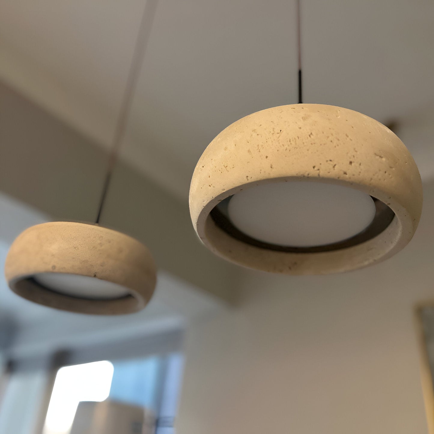 Sora – Minimalistische Travertin-Hängeleuchte