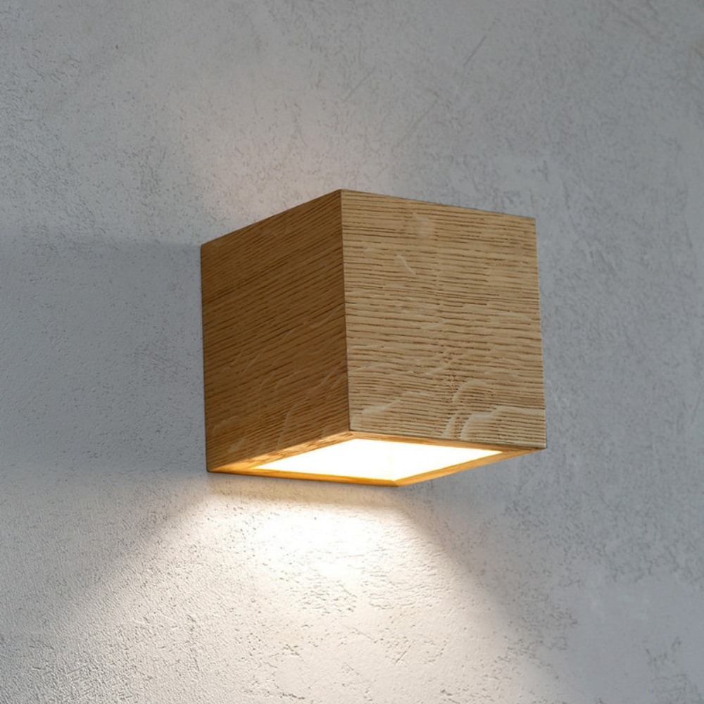Bringen Sie einen Hauch von natürlicher Eleganz in Ihren Raum mit dieser modernen Wandleuchte aus Holz. Mit ihrem schlanken Würfeldesign unterstreicht sie die Schönheit der natürlichen Holzmaserung und spendet sowohl nach oben als auch nach unten gerichtetes Licht für ein sanftes, stimmungsvolles Leuchten. Diese minimalistische Leuchte eignet sich perfekt für Flure, Wohnzimmer, Schlafzimmer oder Leseecken und fügt sich nahtlos in moderne, skandinavische oder rustikale Einrichtungen ein. Die aus umweltfreund