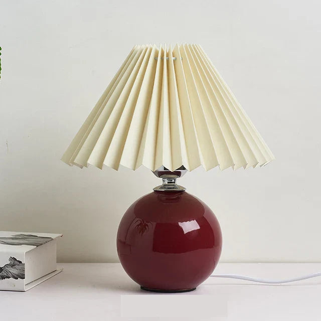 Retro-Tischleuchte mit plissiertem Schirm