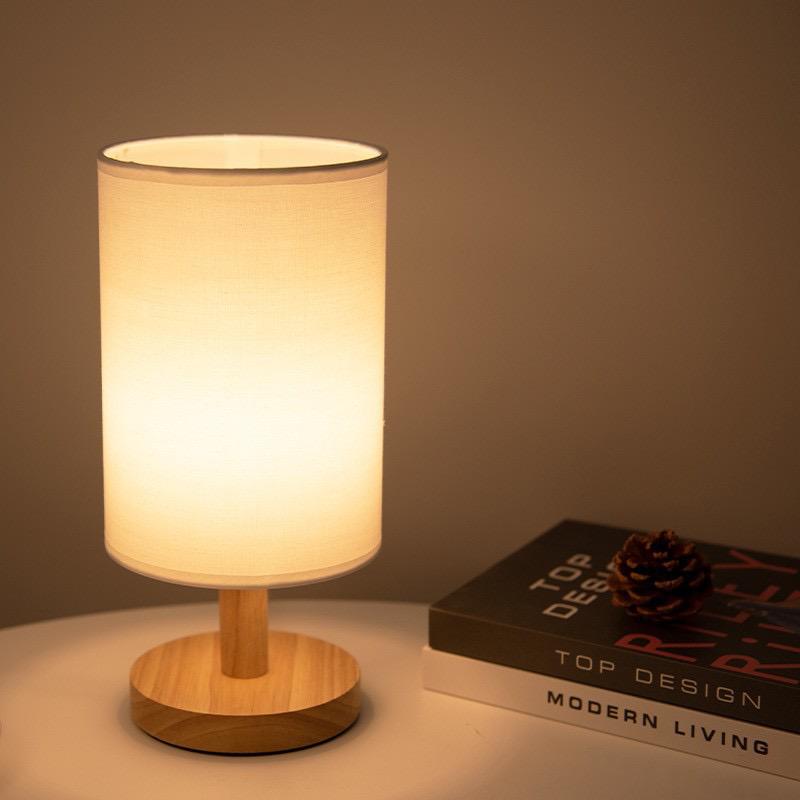 Lunora – Nachttischlampe aus Massivholz