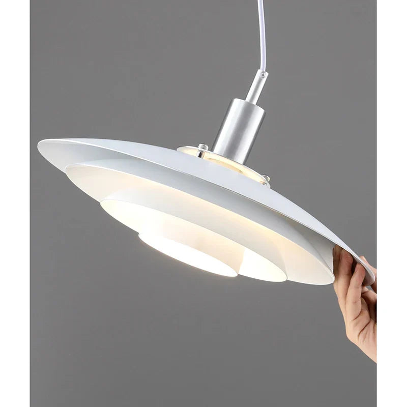 UFO-inspirierter Kronleuchter aus Naturholz