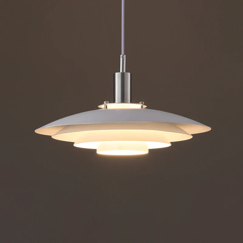 UFO-inspirierter Kronleuchter aus Naturholz