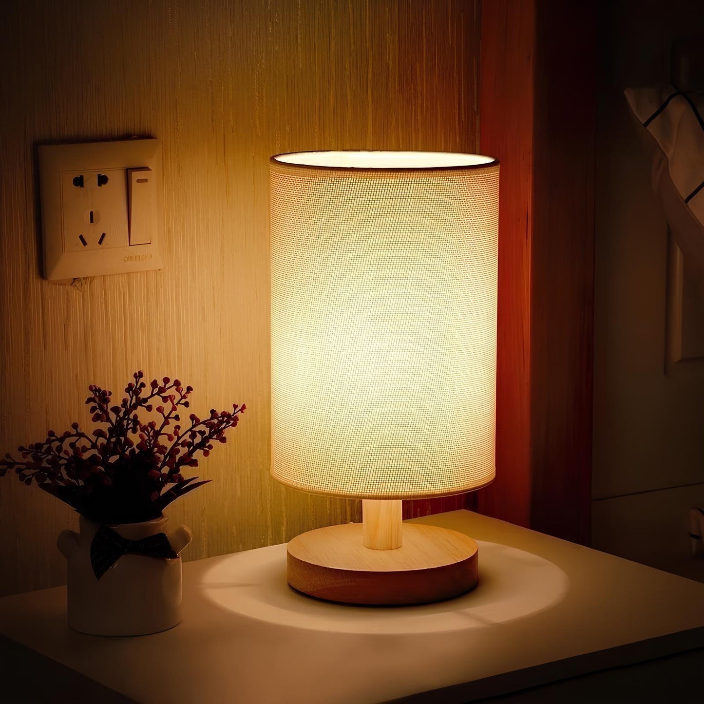 Lunora – Nachttischlampe aus Massivholz