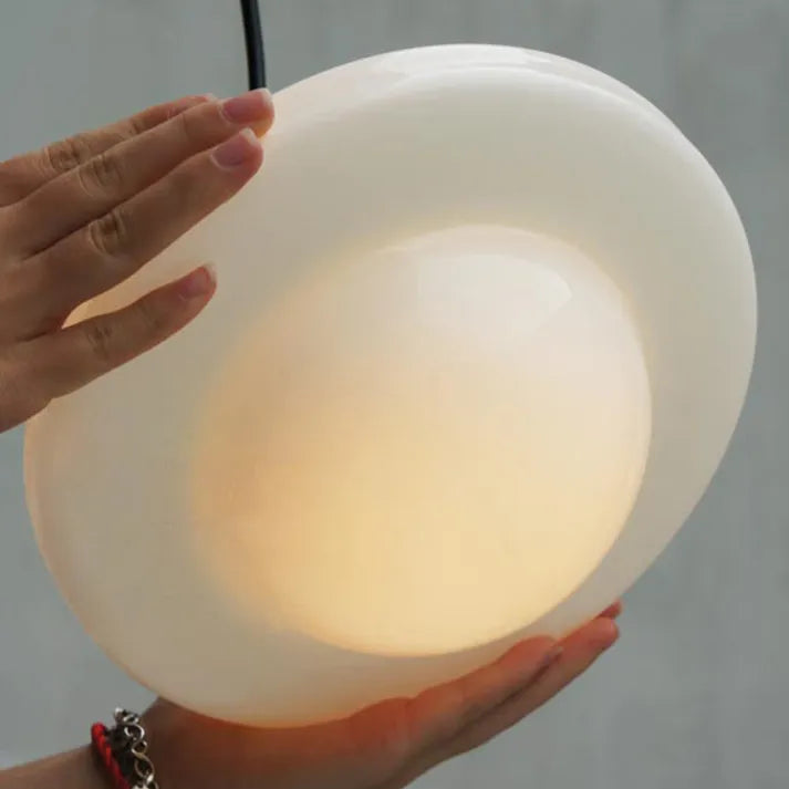 Liv – Alte weiße Glaslampe mit geometrischem Design