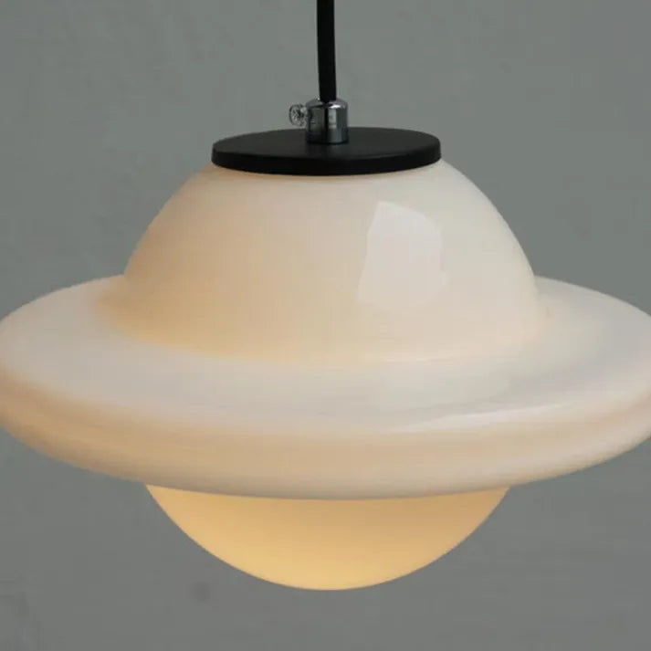Liv – Alte weiße Glaslampe mit geometrischem Design