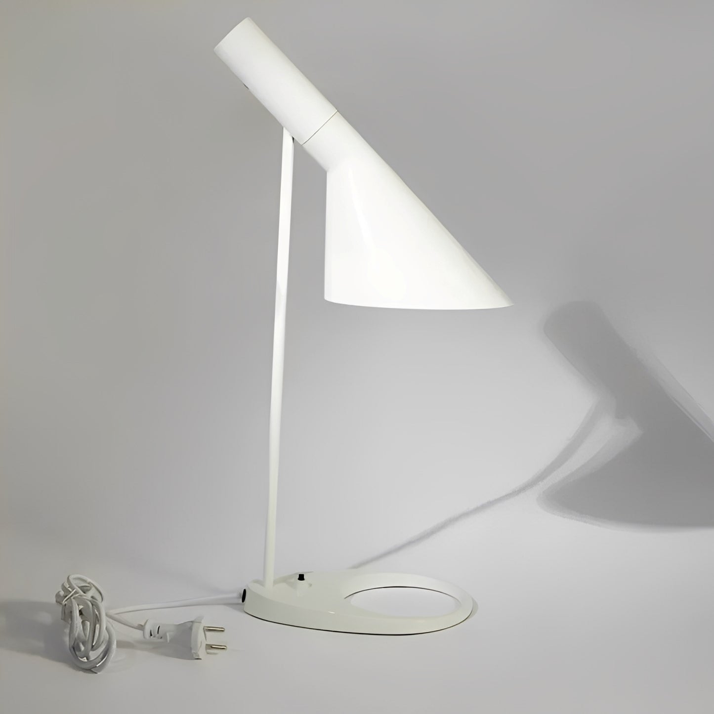 Liv – Nordische LED Tischlampe