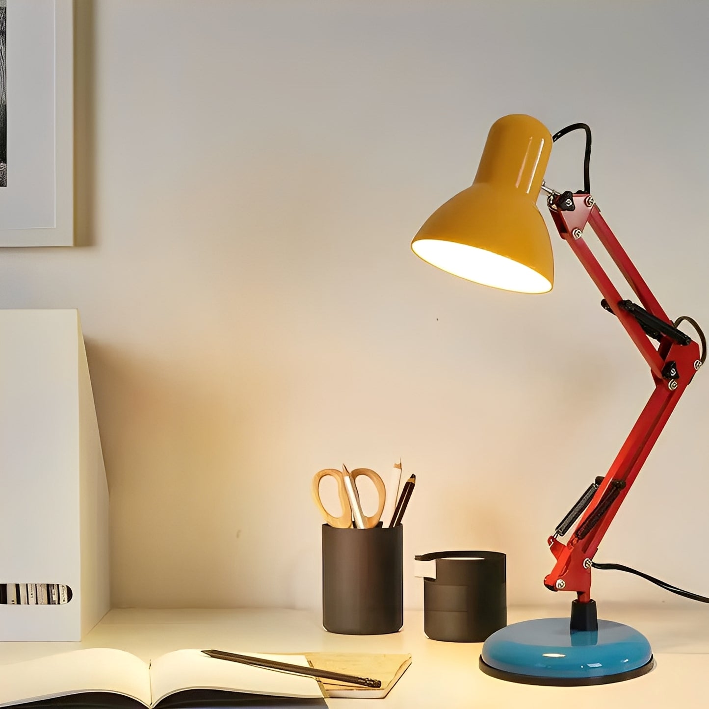 Felice – Schlichte Langarm-Schreibtischlampe