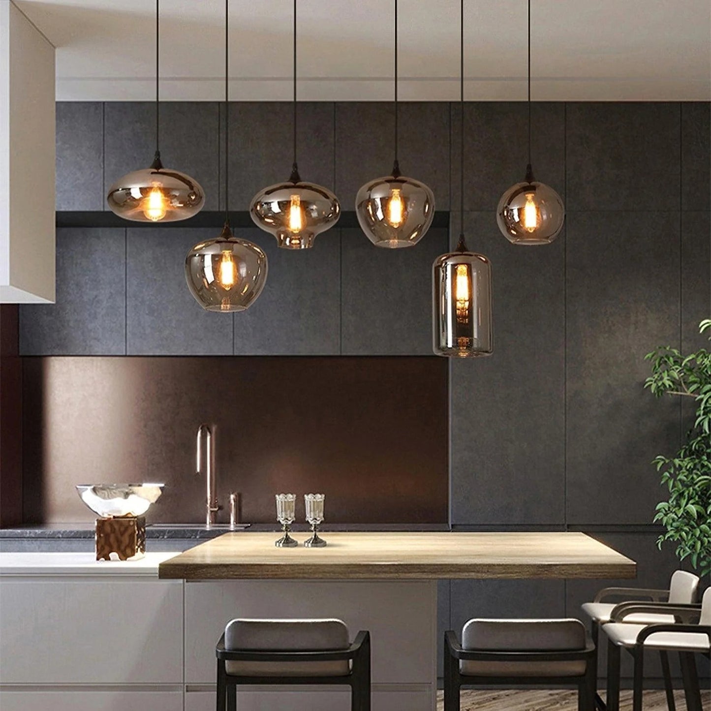 Virella – Flaschenförmige Pendelleuchte mit Rauchglas und schwarzem Finish