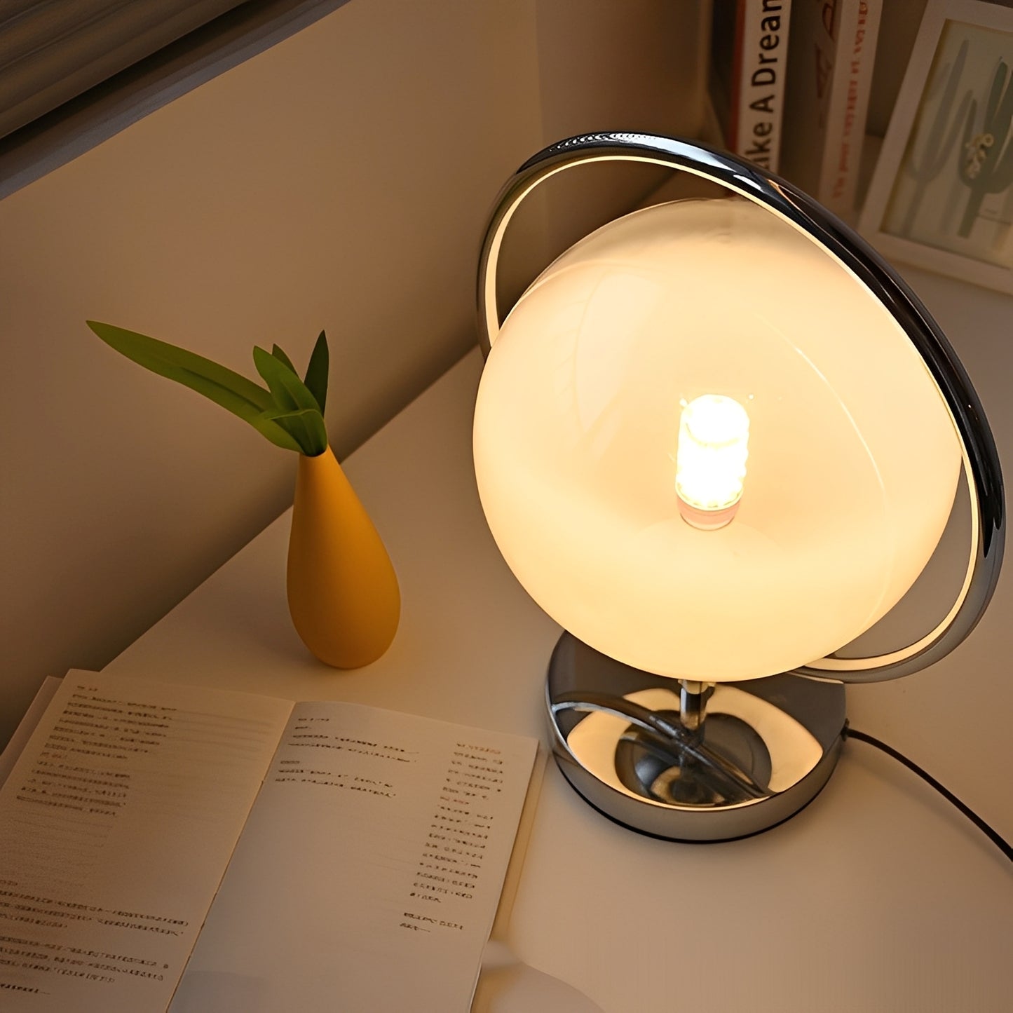 Maila – Glas Tischlampe im modernen Design