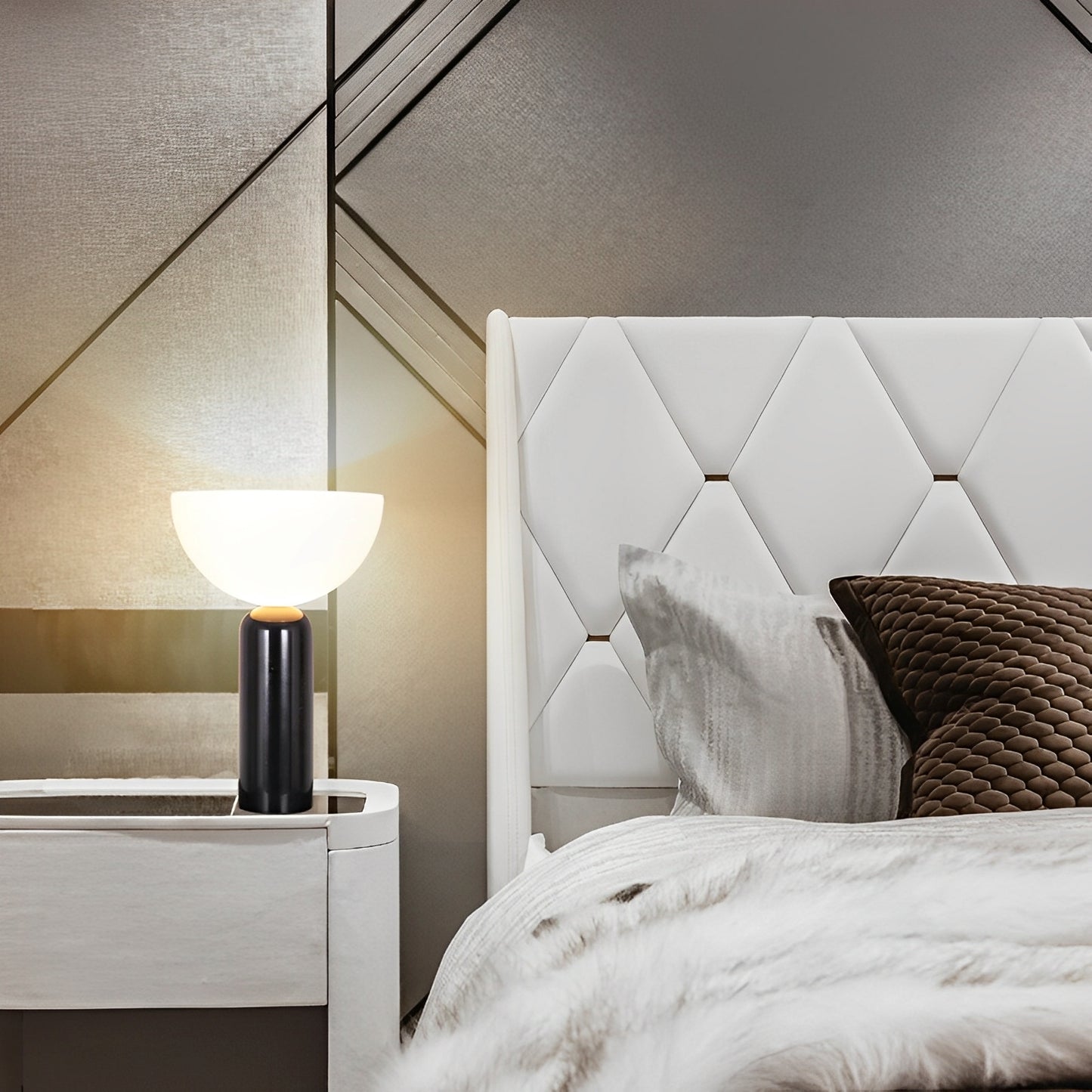 Raja – Edle Tischlampe mit Marmorfuß und elegantem Design