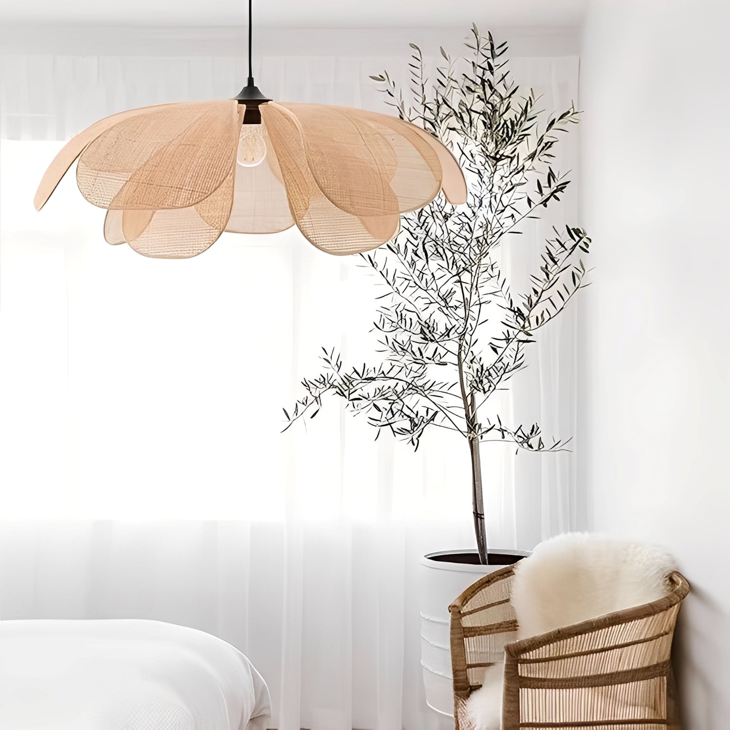 Moira – Handgefertigter Rattan-Blüten Kronleuchter