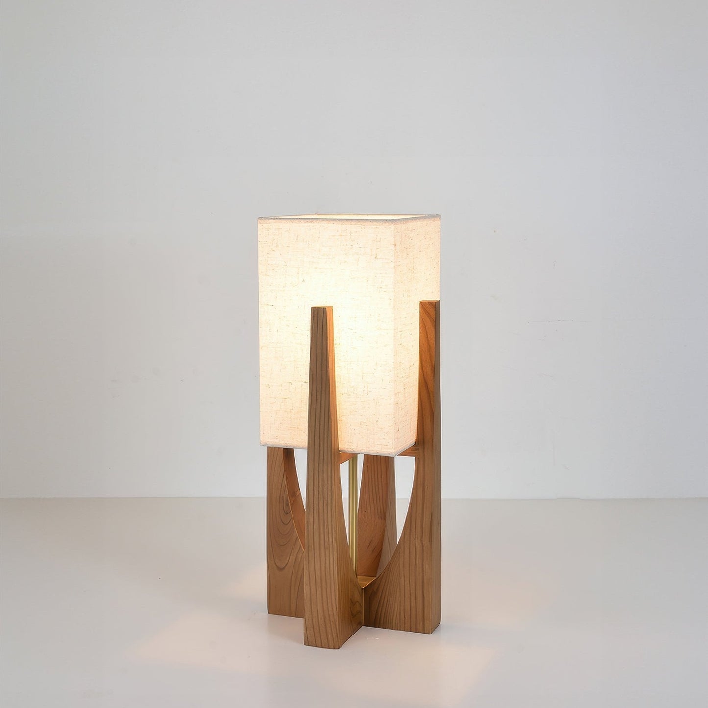 Faye – Retro Tischlampe aus Holz