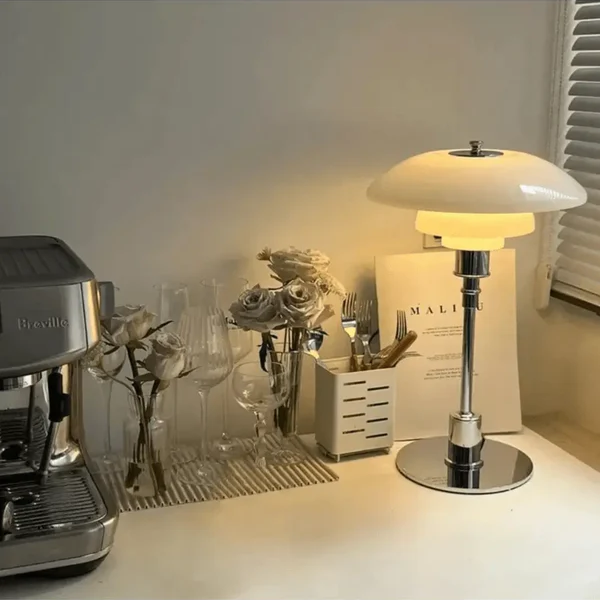 Mara – Künstlerische Tischlampe aus Glas & Schmiedeeisen