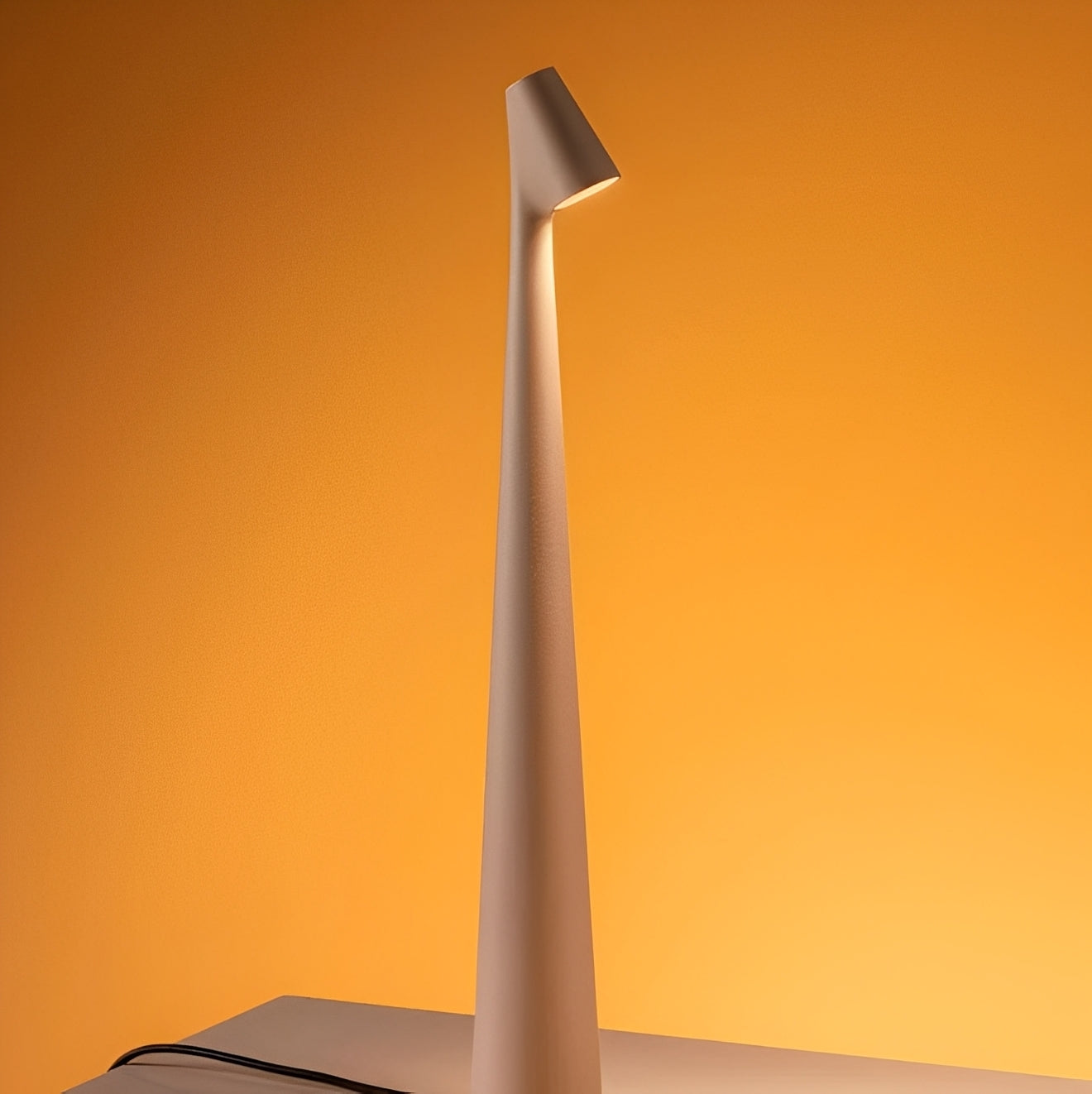 Nelia – Kreative Nachtlampe mit hohem Fuß