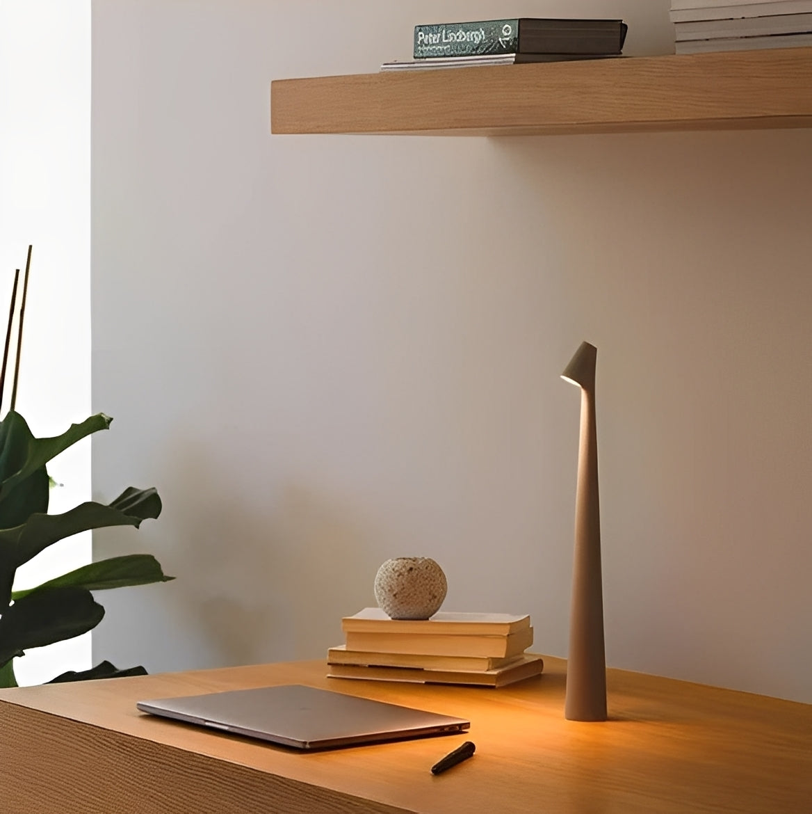 Nelia – Kreative Nachtlampe mit hohem Fuß
