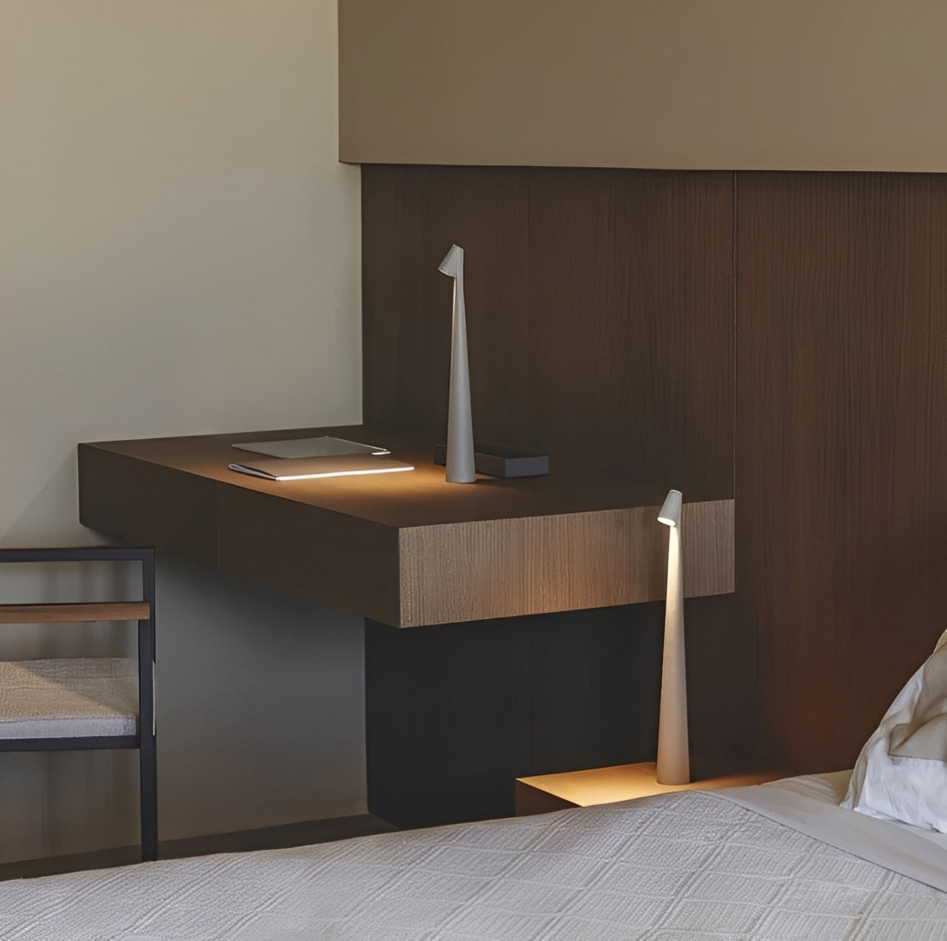 Nelia – Kreative Nachtlampe mit hohem Fuß