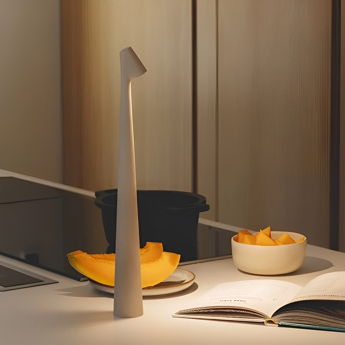 Nelia – Kreative Nachtlampe mit hohem Fuß