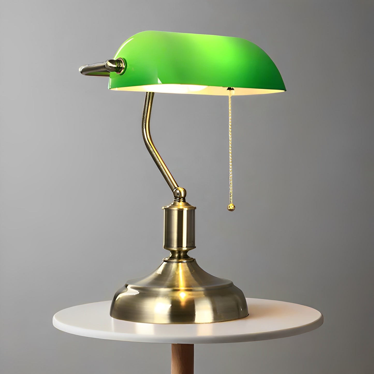 Theresa – Europäische Tischlampe mit Glasfuß: Klassischer Stil trifft zeitlose Eleganz