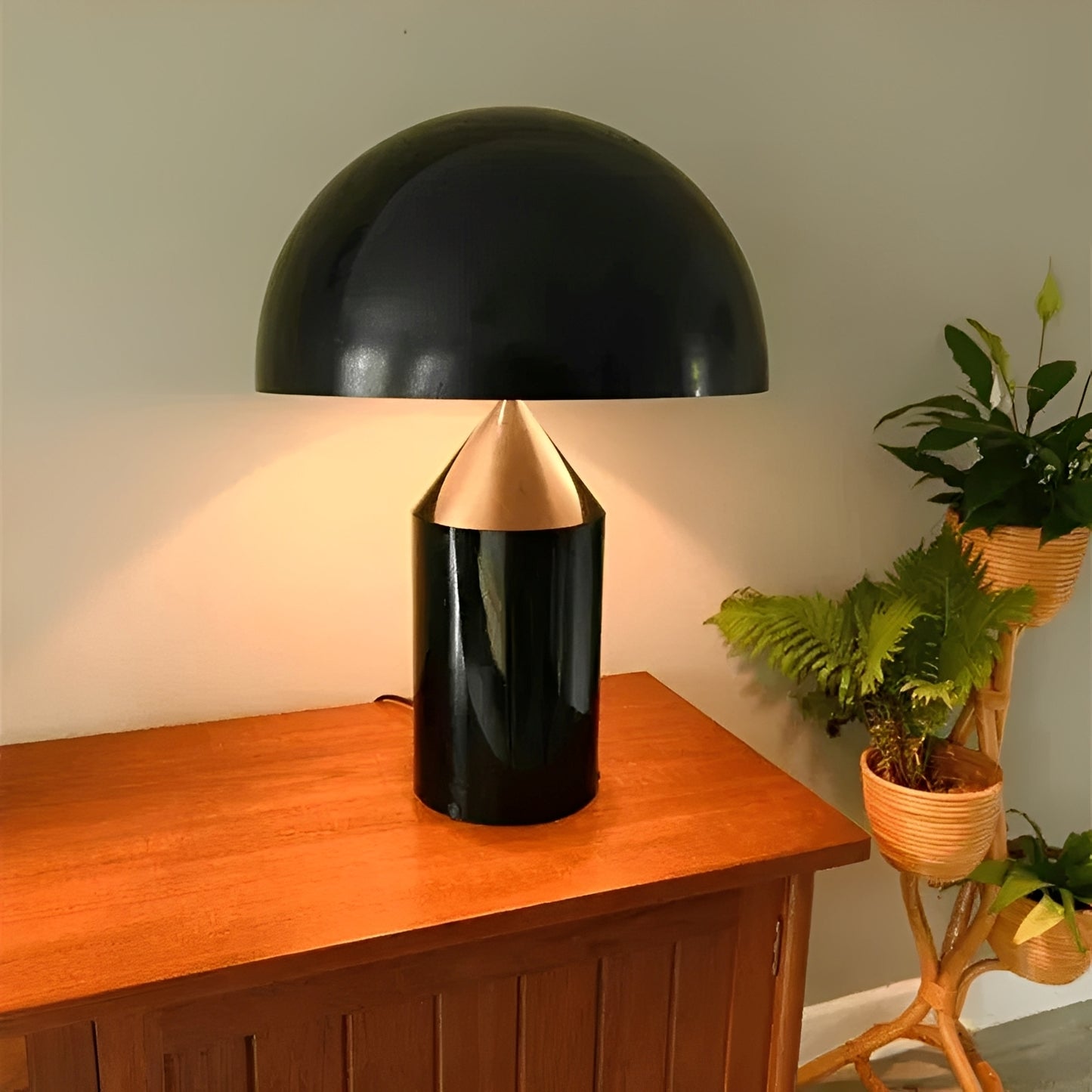 Keiko – Elegante Metall-Tischlampe in Pilzform