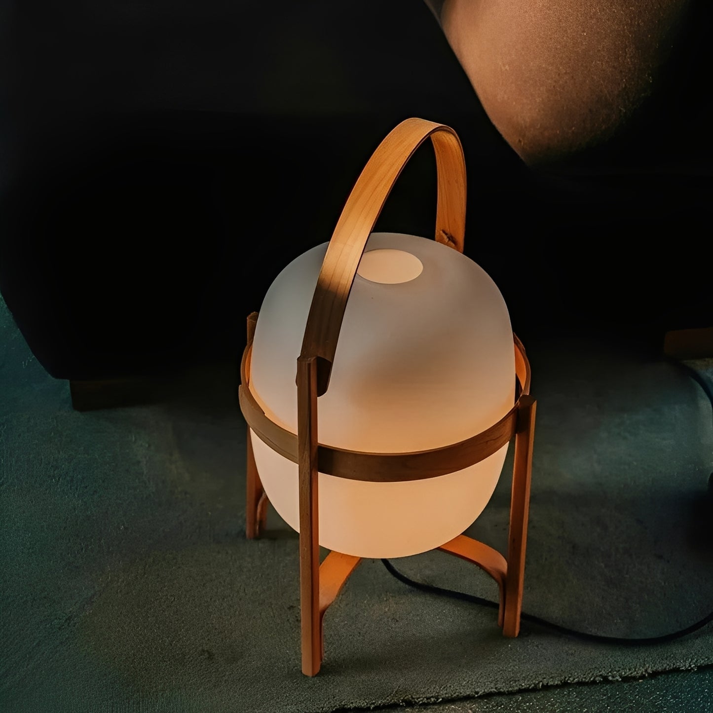 Takara – Designer-Glas-Stehlampe aus Massivholz