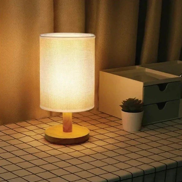 Lunora – Nachttischlampe aus Massivholz