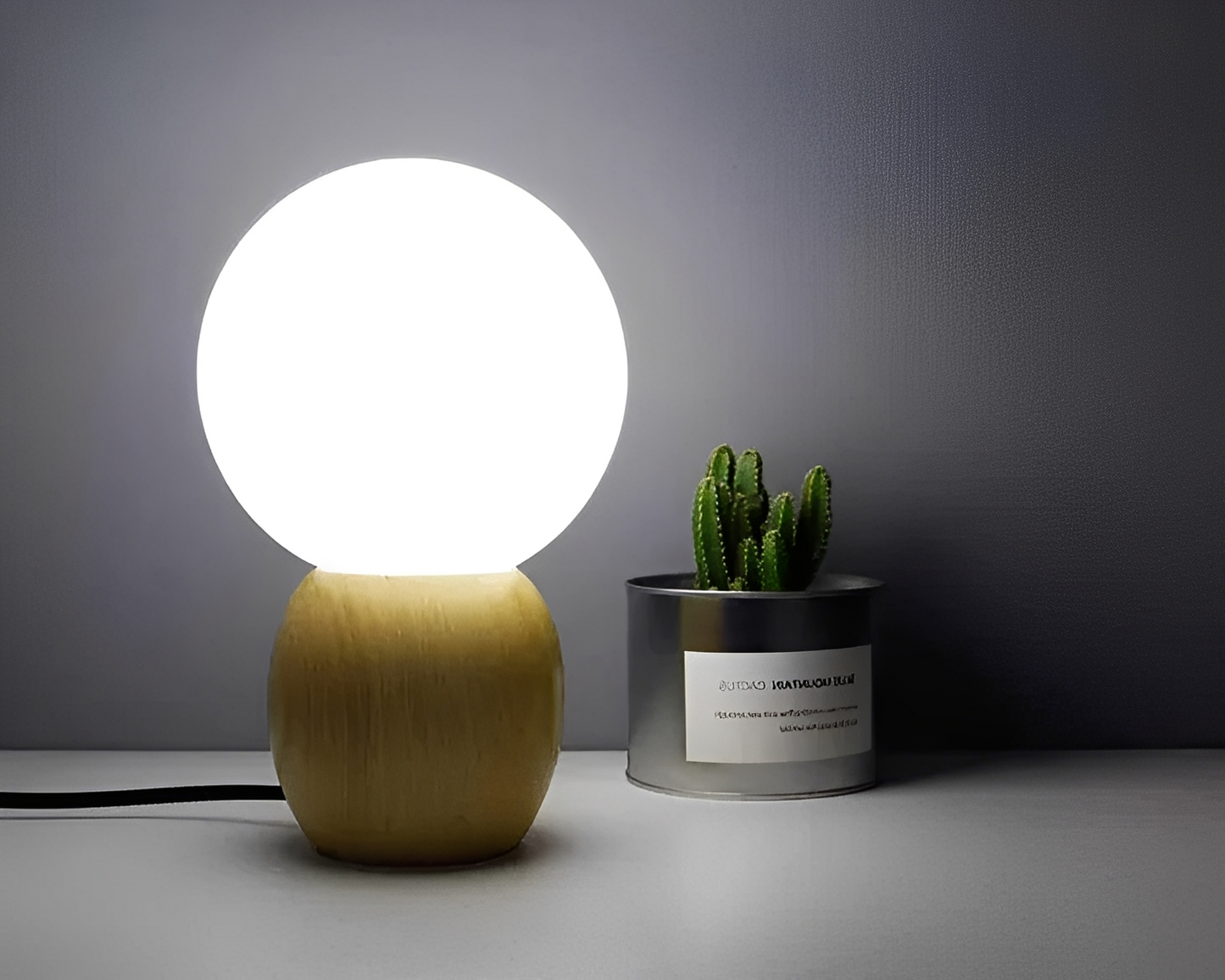 Nozomi – Minimalistische Glastischlampe mit LED