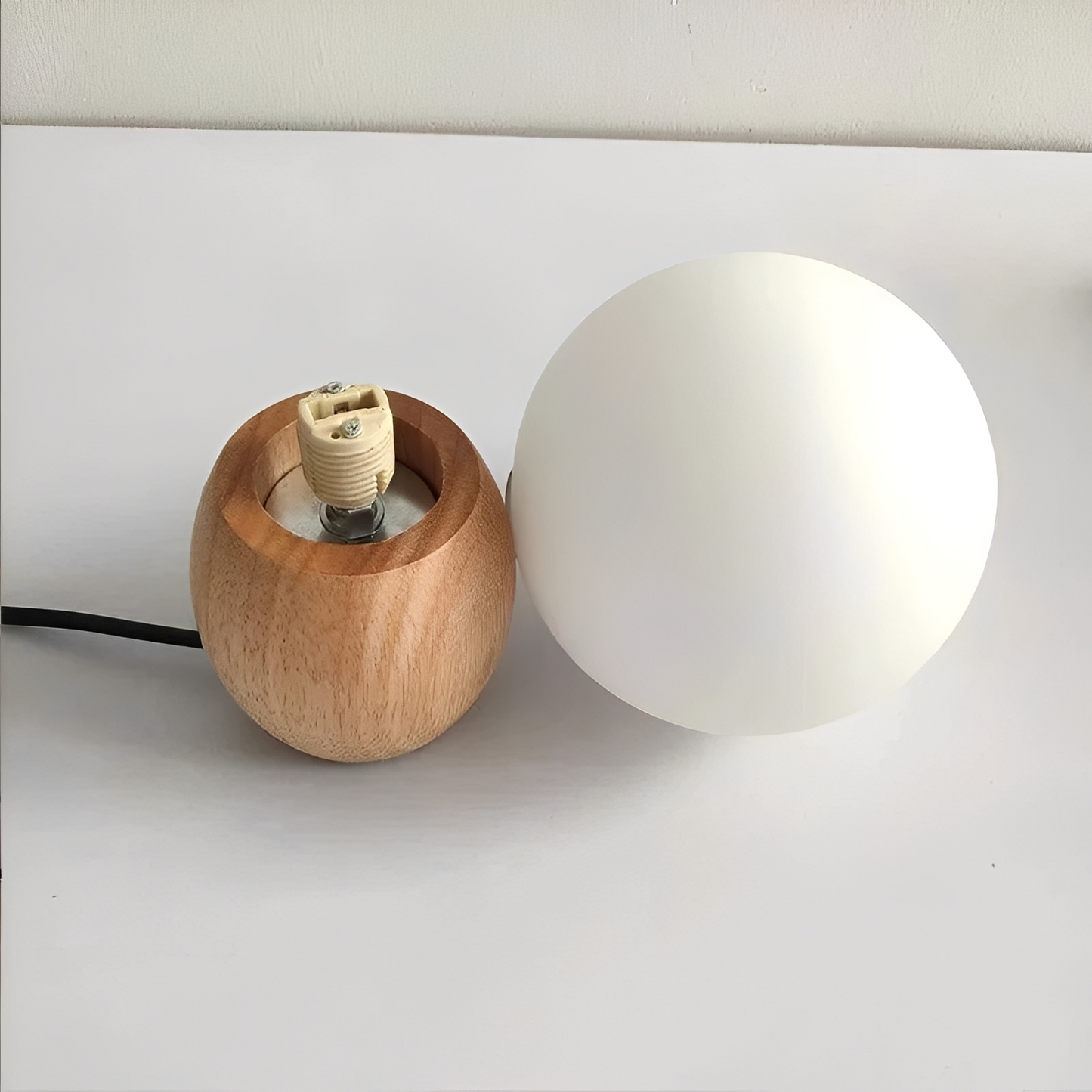 Nozomi – Minimalistische Glastischlampe mit LED