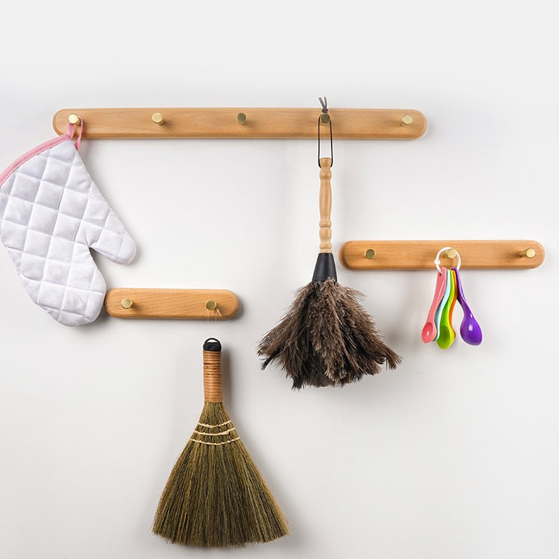 Brunn – Wandhakenleiste aus Massivholz & Messing