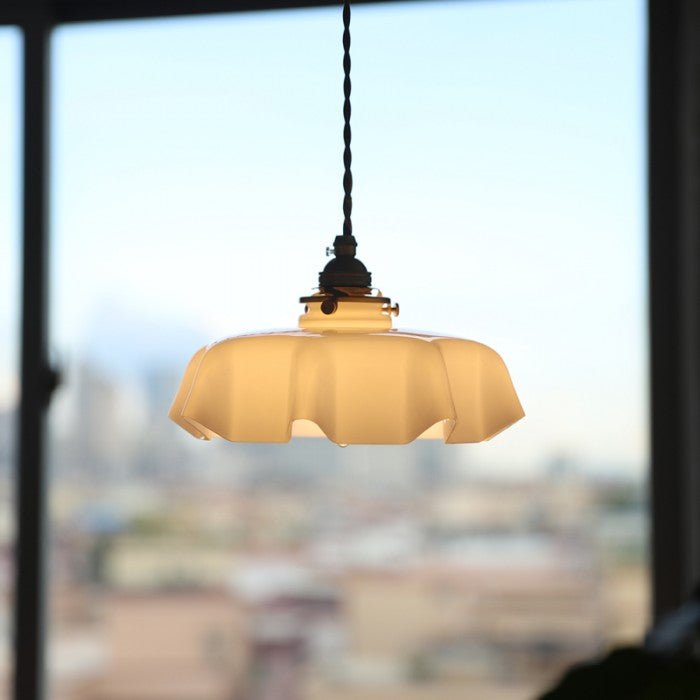 VintageBlume – Cremefarbene Glas-Hängelampe