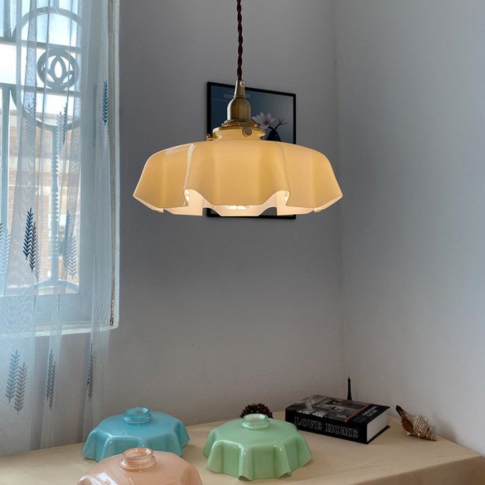 VintageBlume – Cremefarbene Glas-Hängelampe