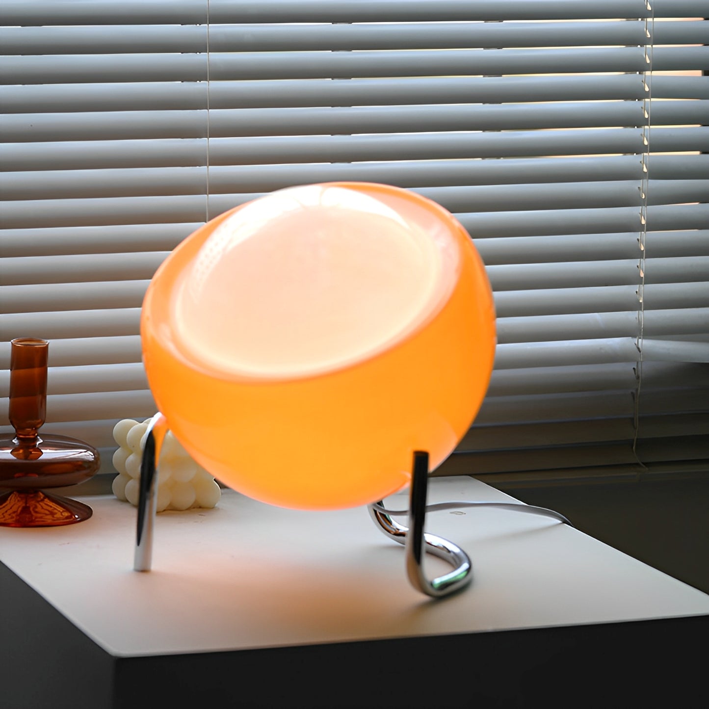 Aurelia – Bauhaus Tischlampe im Retro-Stil mit Glasdesign
