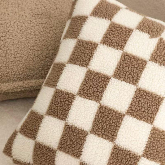 Checker-Kissenhülle – Flauschiger Bezug in Matcha- oder Kaffeeton fürs Sofa