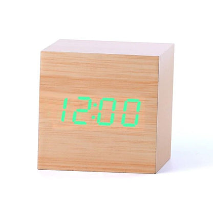 Digitaler Wecker in Holzwürfelform