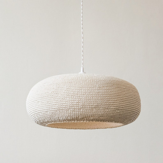 Erhöhen Sie Ihr Zuhause mit der Wärme und dem Charme dieser handgeflochtenen Rattan-Pendelleuchte. Mit ihrem minimalistischen, kuppelförmigen Design bringt diese Lampe einen Hauch von natürlicher Eleganz in jeden Raum. Sie ist perfekt, um ein gemütliches Ambiente zu schaffen und bietet eine vielseitige Beleuchtung, die nahtlos vom Tag in die Nacht übergeht. Die Pendelleuchte ist ideal für den Essbereich, das Wohnzimmer oder das Schlafzimmer. Sie wurde aus umweltfreundlichen Materialien und mit viel Liebe zu