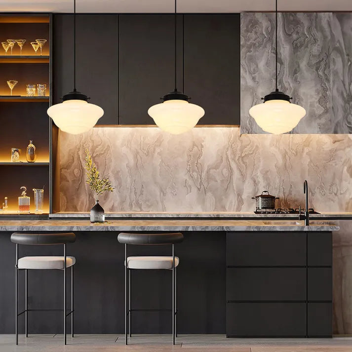 Liv – Alte weiße Glaslampe mit geometrischem Design