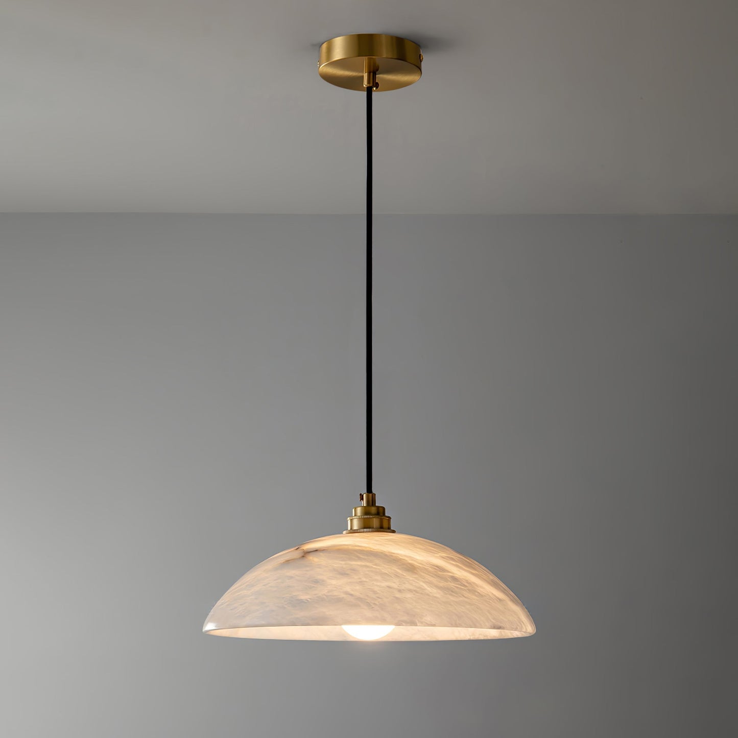 Mark – Pendelleuchte aus Alabaster & Messing