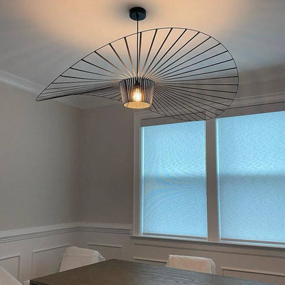 Kronleuchter-Strohhut-Design