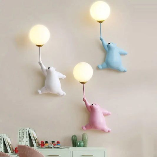 Niedliche Wandlampe mit Bär, der im Ballon hängt