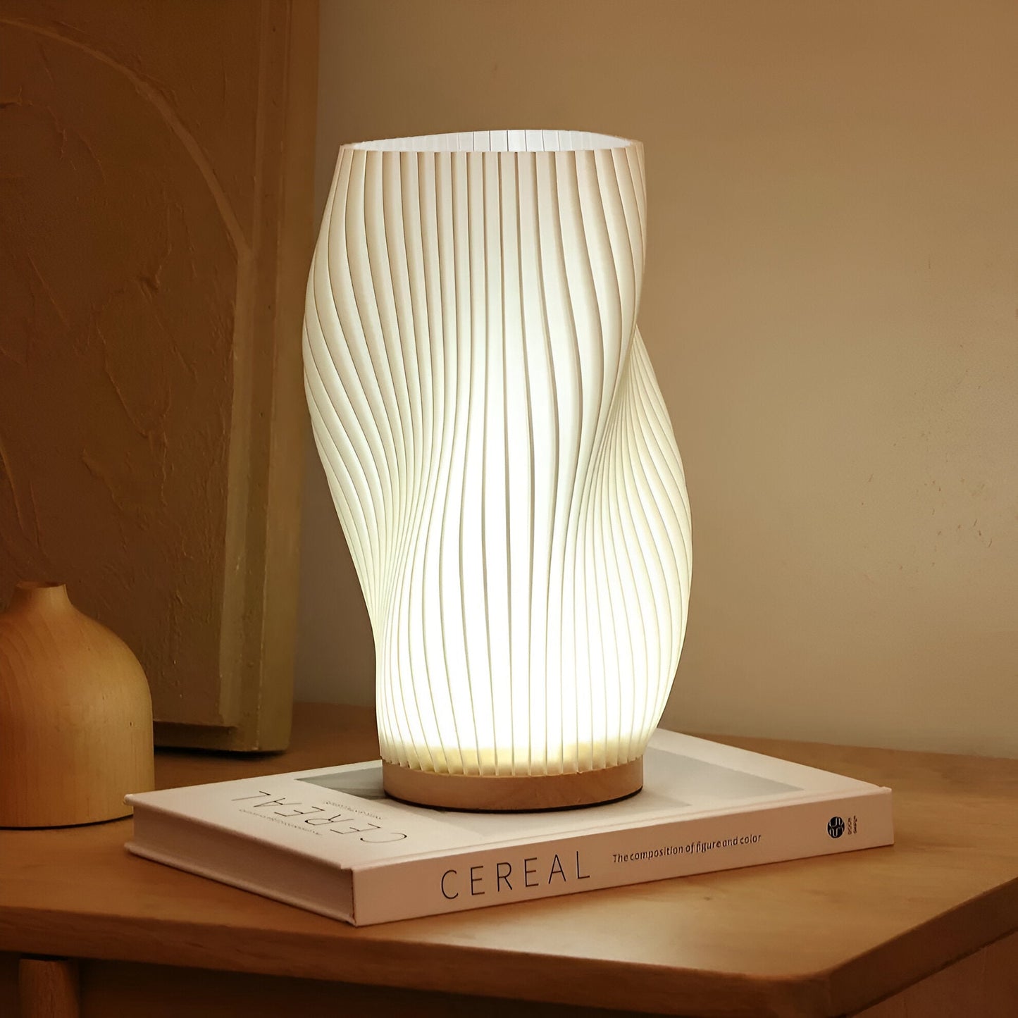 WaveStone Lampe – Naturinspirierte Tischleuchte mit Wellenmuster und Marmorsockel