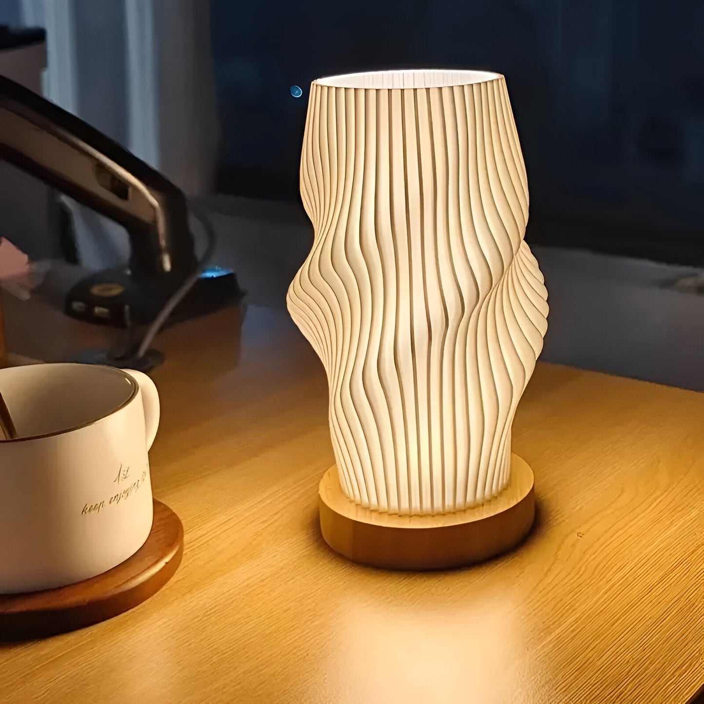 WaveStone Lampe – Naturinspirierte Tischleuchte mit Wellenmuster und Marmorsockel