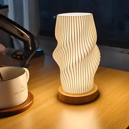 WaveStone Lampe – Naturinspirierte Tischleuchte mit Wellenmuster und Marmorsockel