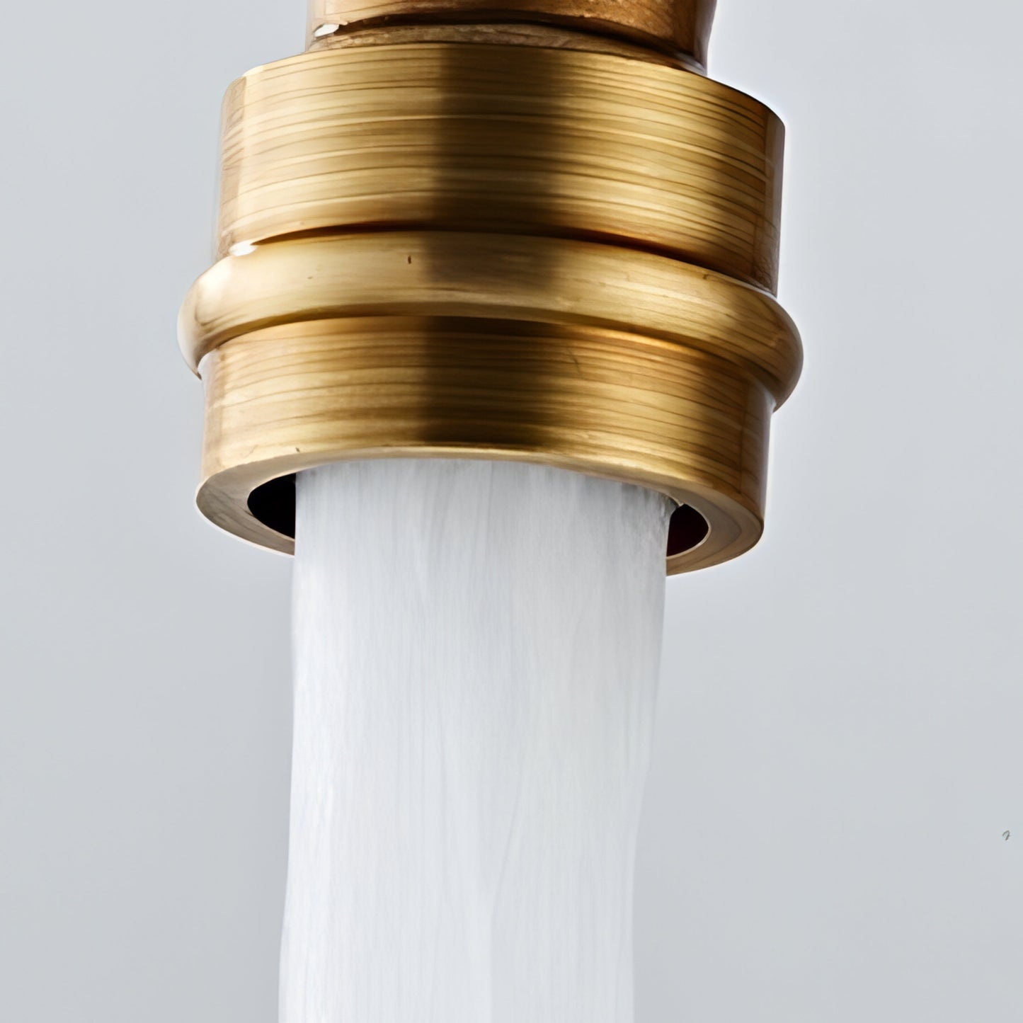 Vanj – Antiker Küchenhahn aus Messing