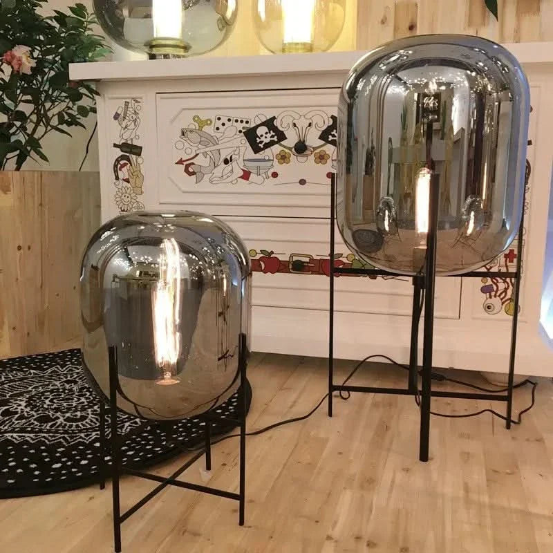 Riza – Skandinavische Glas-Tetrapod Tischlampe