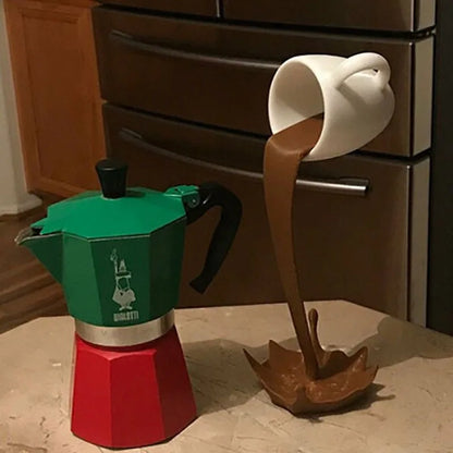 verschüttete schwimmende Kaffeetasse Dekor