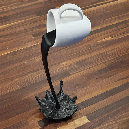 verschüttete schwimmende Kaffeetasse Dekor